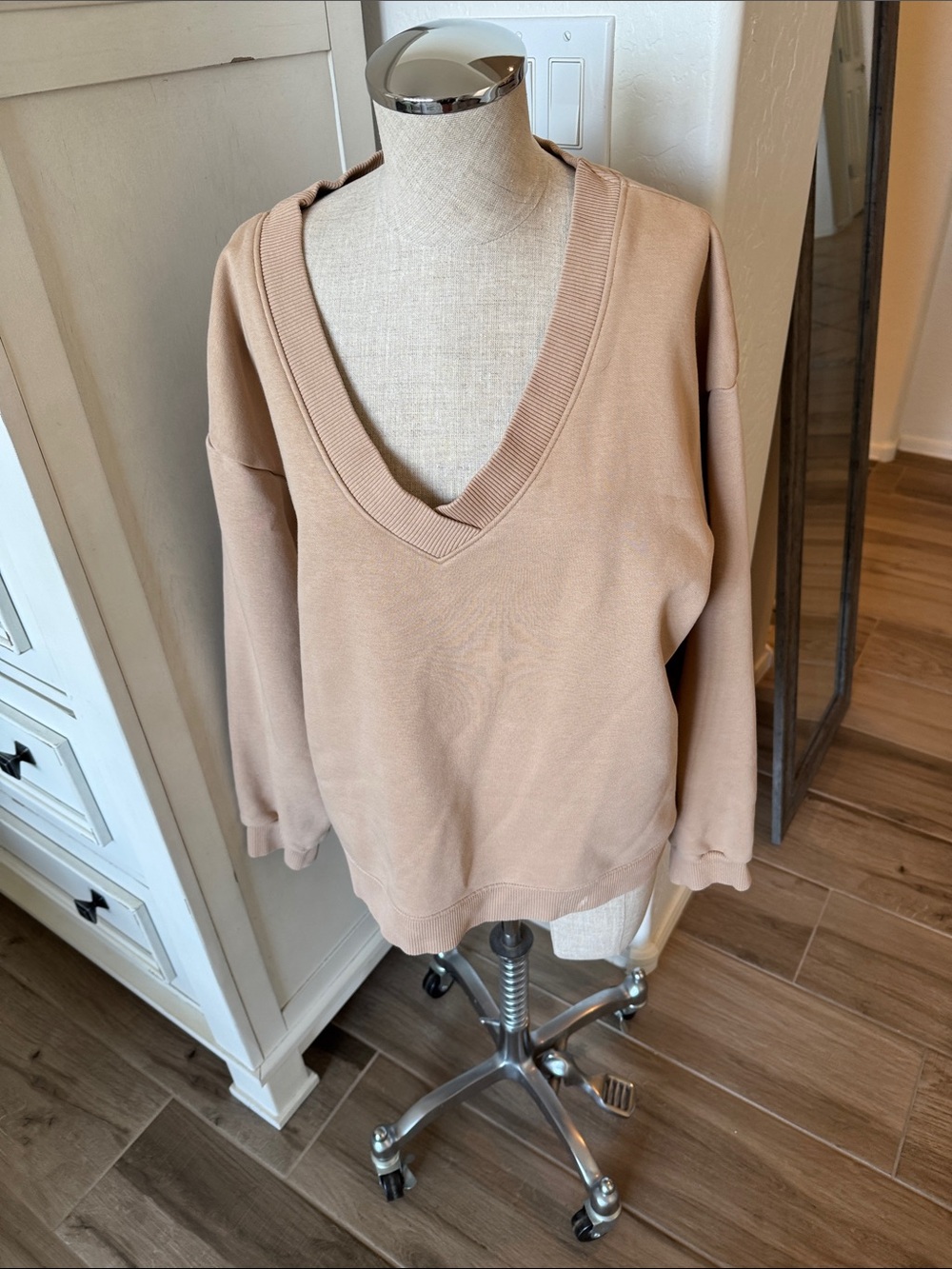 Pact L Courtside v neck sweatshirt